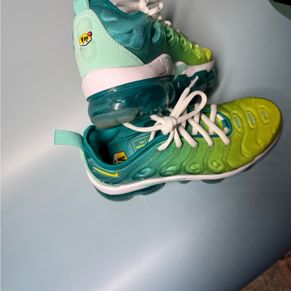 EUC NIKE AIR VAPORMAX PLUS “LEMON LIME” Women’s Size 5 ON SALE